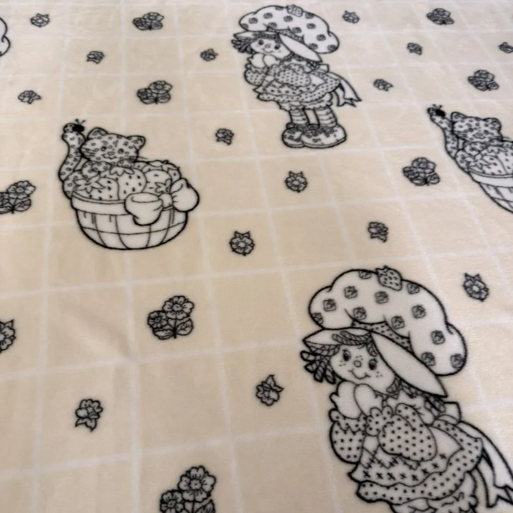 Strawberry Shortcake Custard Plush Throw Blanket 50x60 Cream Floral 2025